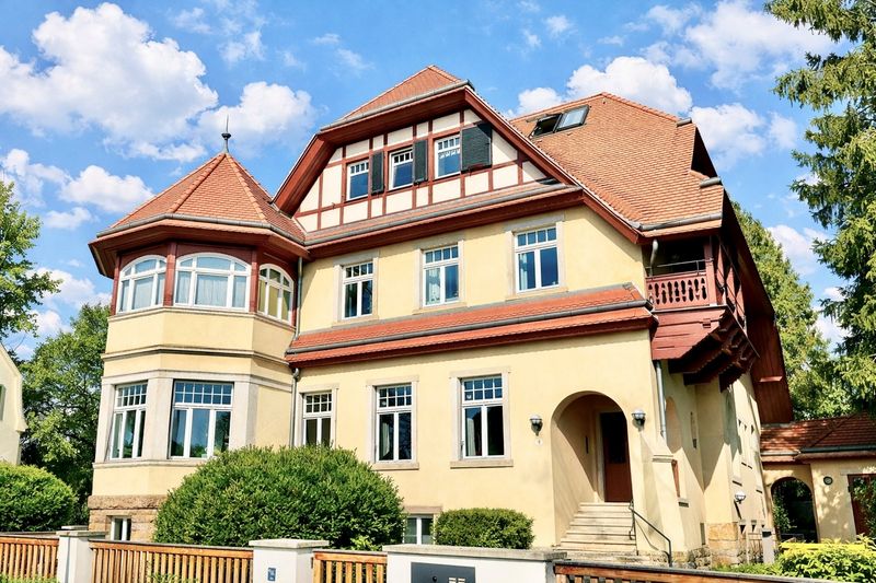* Exklusive Wohnung in aufwendig sanierter, denkmalgeschützer Villa *